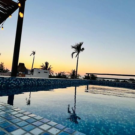 Hotel Mayari Holbox ภายนอก รูปภาพ Sunset at the pool