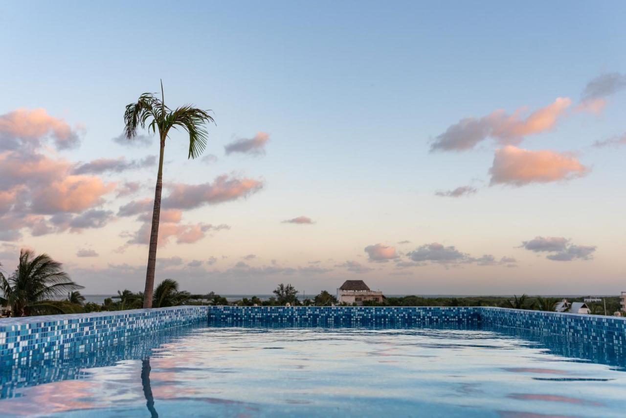 Hotel Mayari Holbox ภายนอก รูปภาพ Infinity pool at the Grand Palladium Hotel, Playa del Carmen, Mexico