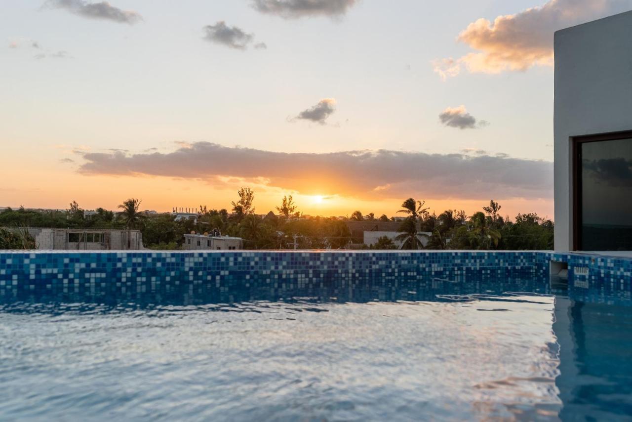Hotel Mayari Holbox ภายนอก รูปภาพ Sunset at the rooftop pool