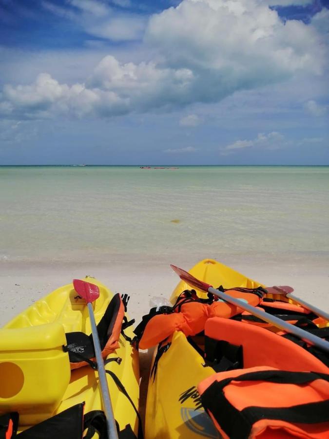 Hotel Mayari Holbox ภายนอก รูปภาพ Kayak on the beach