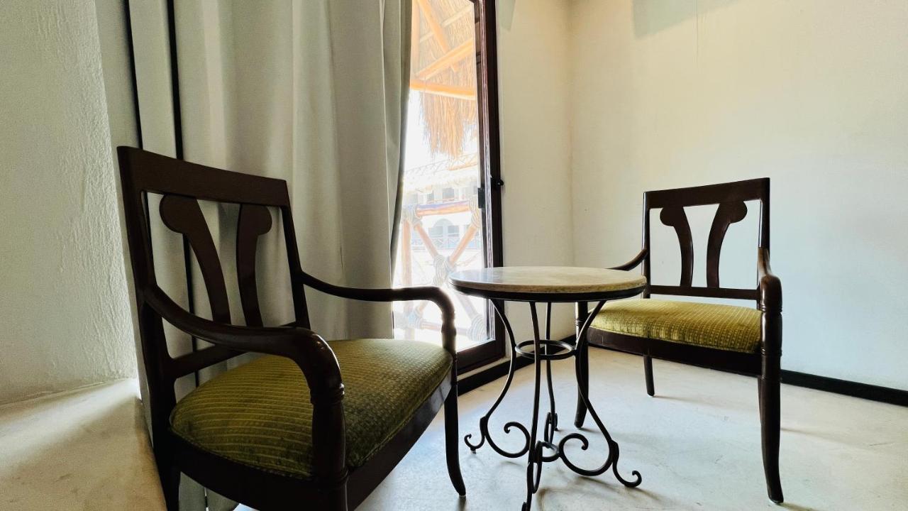 Hotel Mayari Holbox ภายนอก รูปภาพ A table and two chairs
